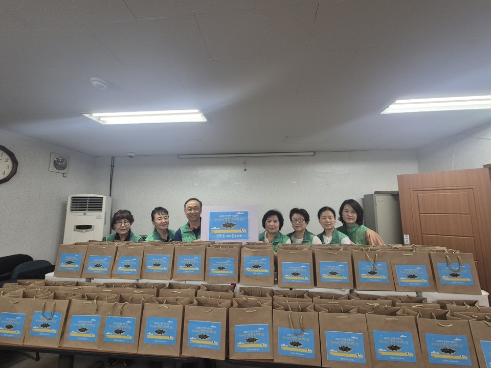 일원1동 영양 모시떡 나눔에 참여한 박성희 일원1동장(왼쪽에서 세번째)과 이현심 일원1동 새마을부녀회장(네번째)