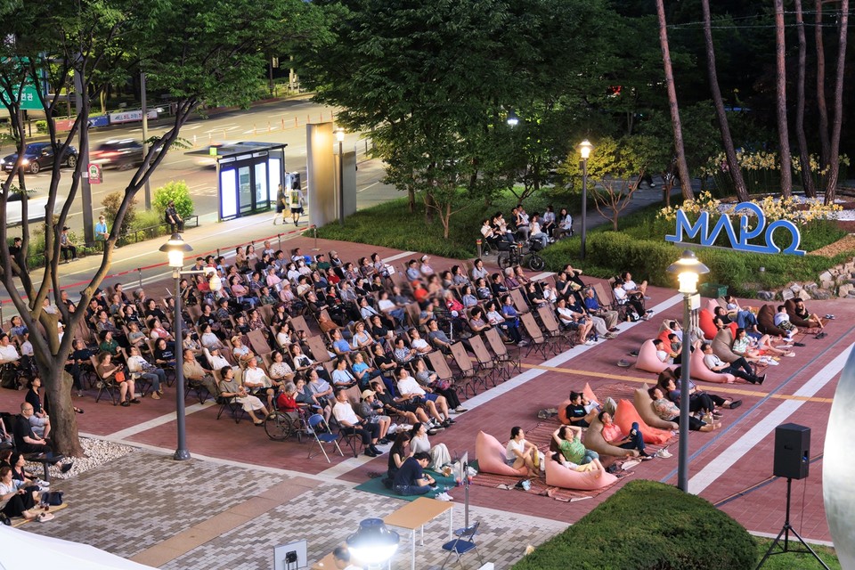 지난 7월 마포구민 광장에서 열린 ‘2025 한여름 밤의 영화광장’ 모습