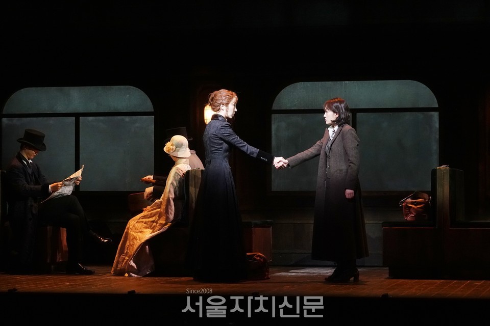 13일 오후 광림아트센터 BBCH홀에서 열린 뮤지컬  프레스콜 하일라이트를 시연하고 있다.