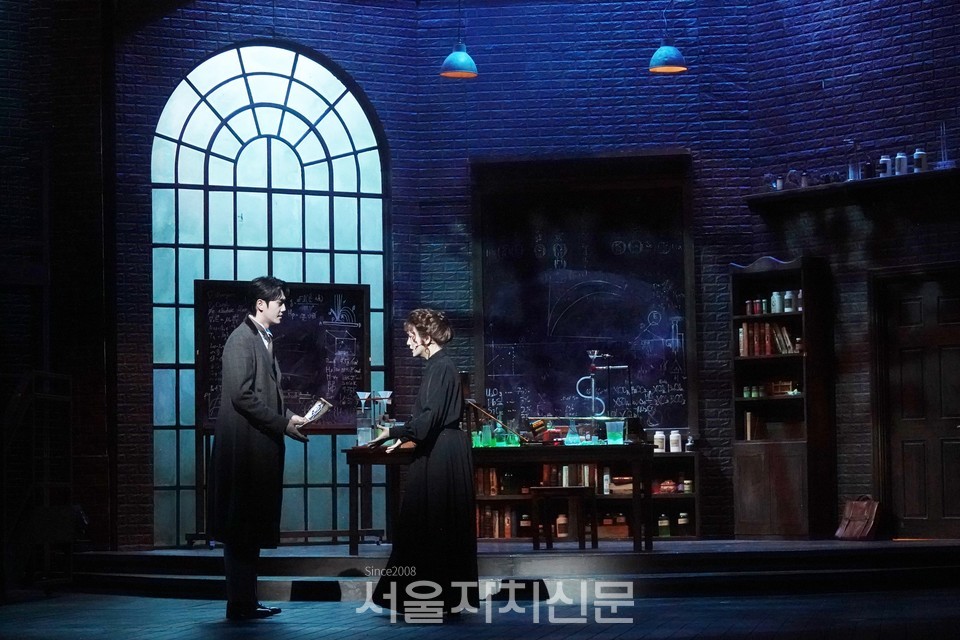 13일 오후 광림아트센터 BBCH홀에서 열린 뮤지컬 '마리 퀴리' 프레스콜 하일라이트를 시연하고 있다.