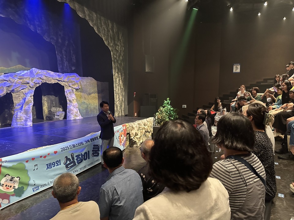 8월 8일 ‘심쿵데이’로 뮤지컬을 관람하기 위해 방문한 드림스타트 가족들에게서강석 송파구청장이 인사말을 하고 있다(좌)