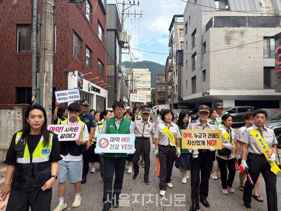 개포4동 민·관·경 합동 순찰에 나선 참가자들이 주요 통학로를 점검하고 있다. 1