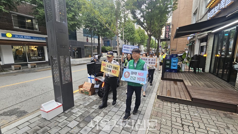 개포4동 민·관·경 합동 순찰에 나선 참가자들이 주요 통학로를 점검하고 있다. 2