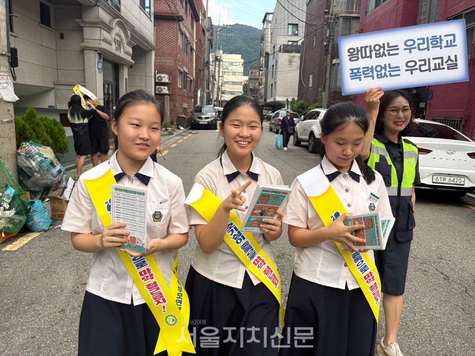 개포4동 민·관·경 합동 순찰에 나선 참가자들이 주요 통학로를 점검하고 있다. 3