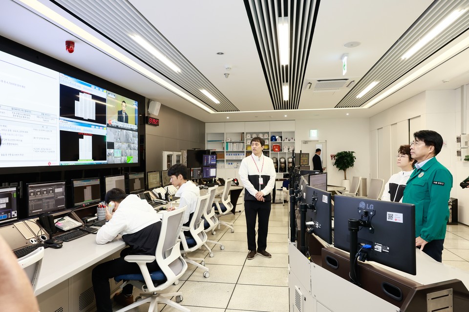 서강석 송파구청장이 롯데월드몰 시범대피소에서 민방위 대피 훈련에 참여하고 있다.