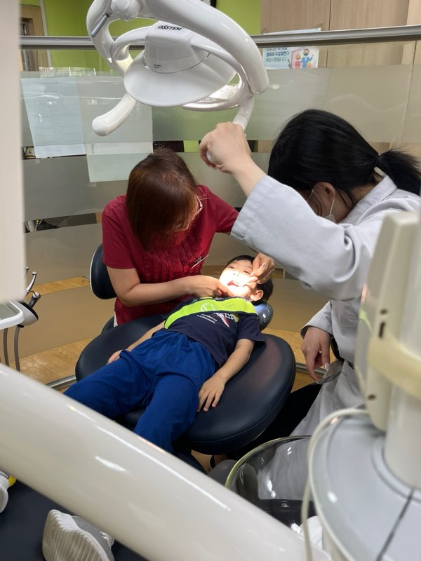 보건소에서 어린이들을 대상으로 불소도포를 진행하고 있다.