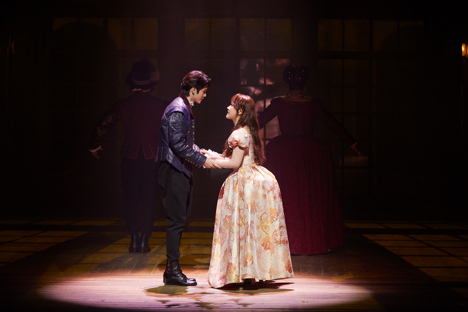 2025 연극 셰익스피어 인 러브_공연사진_옹성우(윌 셰익스피어), 김향기(비올라 드 레셉스) (제공 ㈜쇼노트)