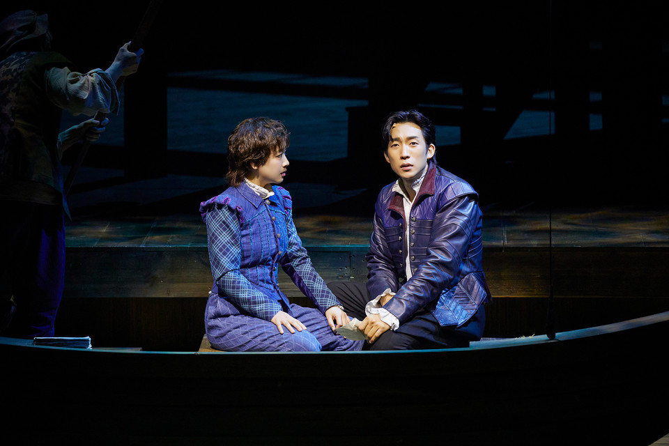 2025 연극 셰익스피어 인 러브_공연사진_이상이(윌 셰익스피어), 이주영(비올라 드 레셉스) (제공 ㈜쇼노트)