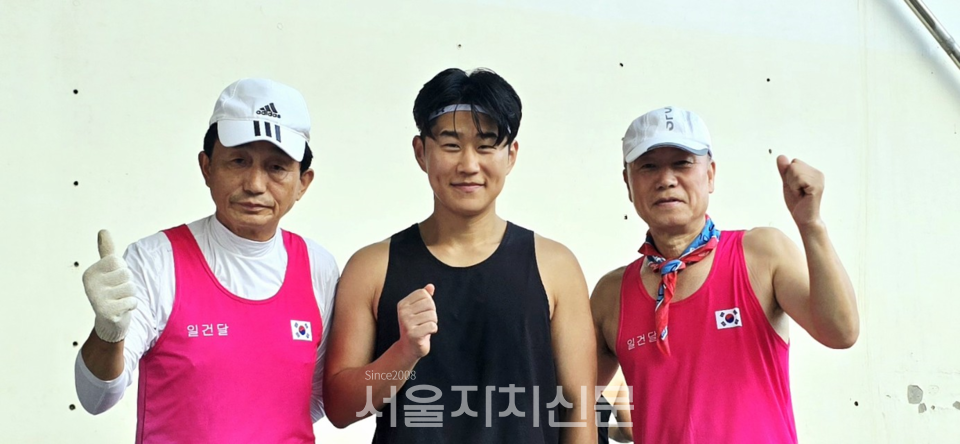 왼쪽부터 일건달클럽 회원 이석주, 의인 이태호씨