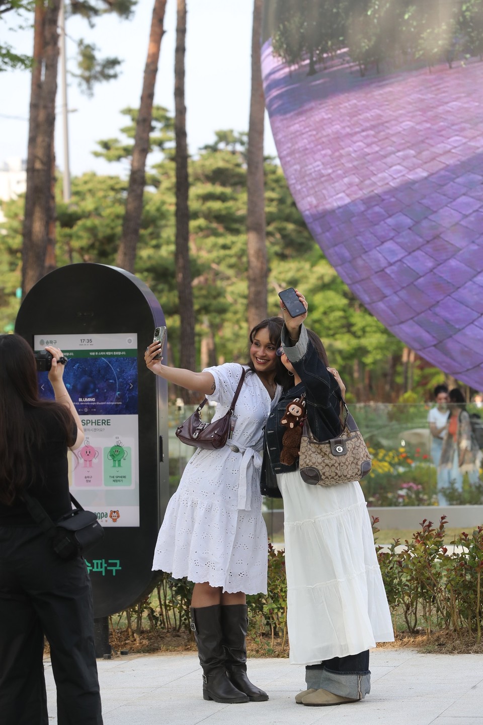 ‘더 스피어’를 찾은 외국인 관광객과 인플루언서