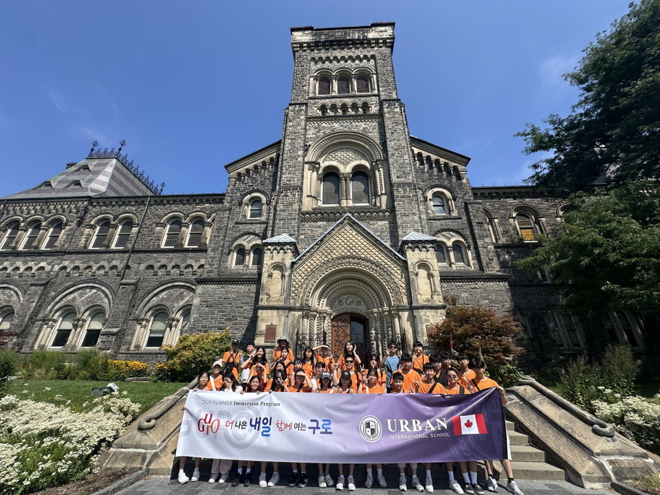 학생들이 토론토 대학교를 탐방하고 기념촬영을 하고 있다.