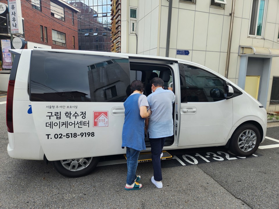 셔틀 차량에 탑승하는 어르신