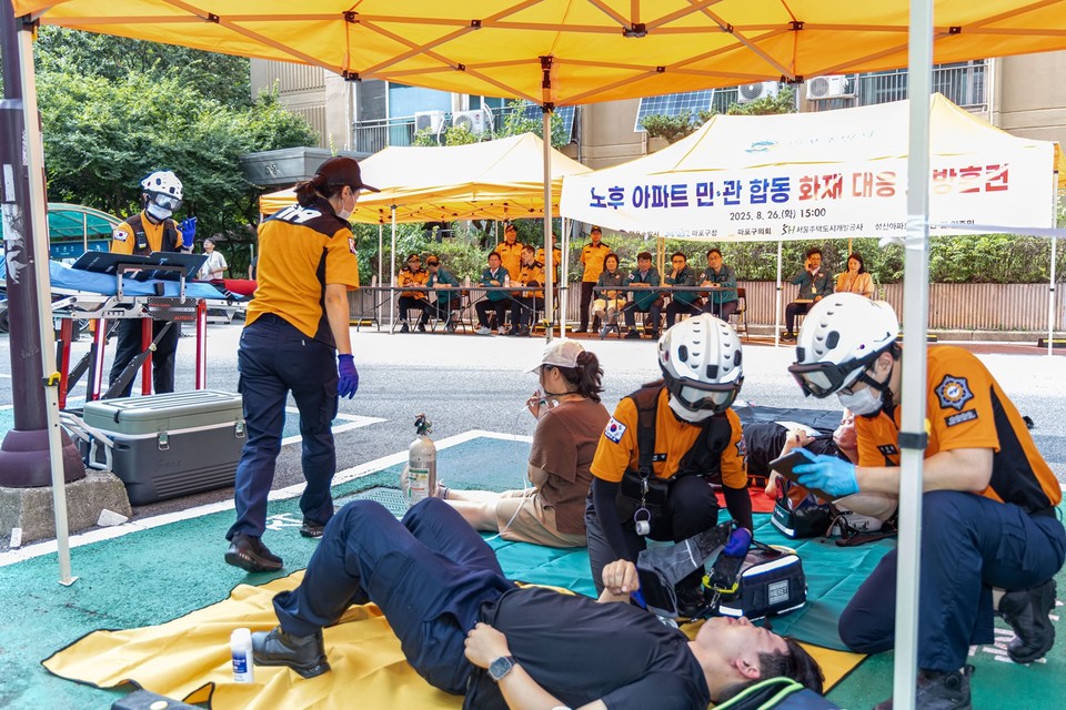 8월 26일(화) 오후 3시, 마포구 소재 SH아파트에서 마포구와 마포소방서, SH관계자등이 참여하는 민·관 합동 화재 대응 훈련을 실시했다.