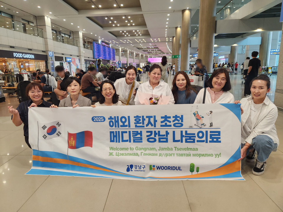 인천국제공항에 입국한 잠바 체벨마 씨(오른쪽 4번째)