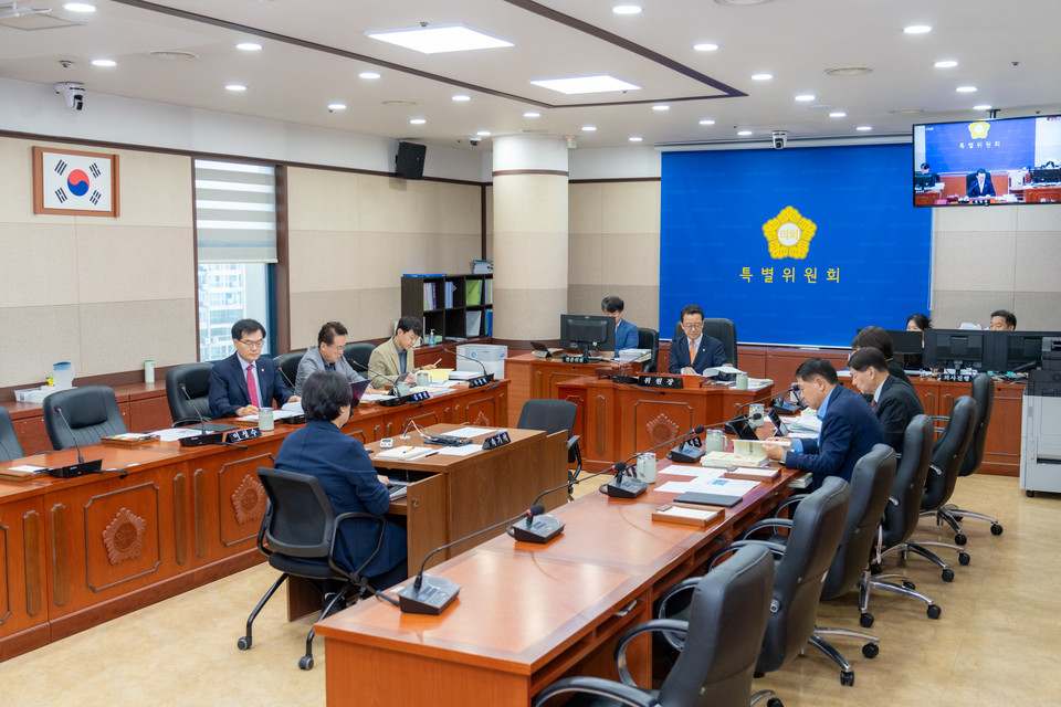 강남미래전략추진 특별위원회 소관 부서 업무보고 · 질의응답 회의 전경