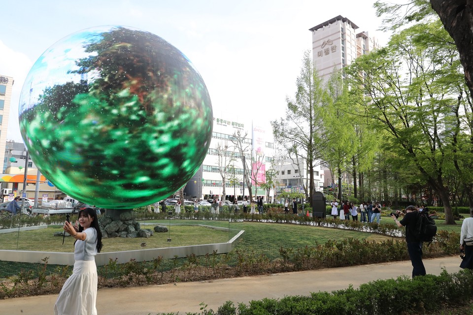 지난 4월 ‘더 스피어’에 방문한 기념사진을 찍는 방문객들