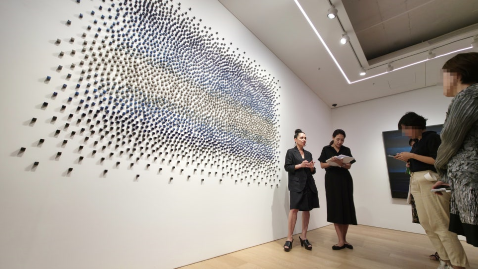 지층의 바다(Liquid Horizon) 전시를 직접 설명하고 있는 테레시타 페르난데스(Teresita Fernandez) 작가