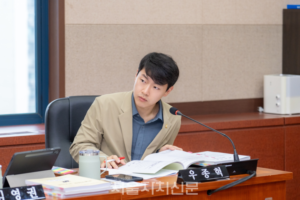 우종혁 의원이 질의에 답변하고 있다.