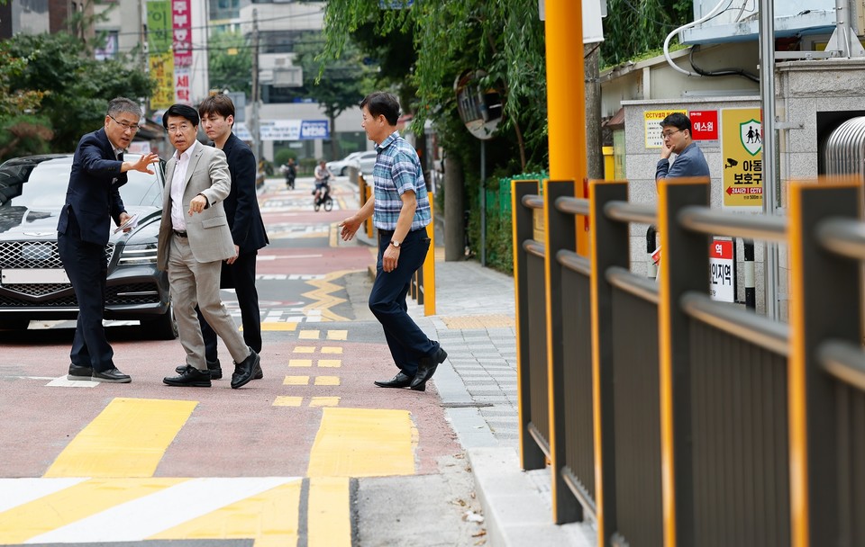  영풍초 통학로 보행환경 개선공사 완료 현장을 찾은 서강석 송파구청장 