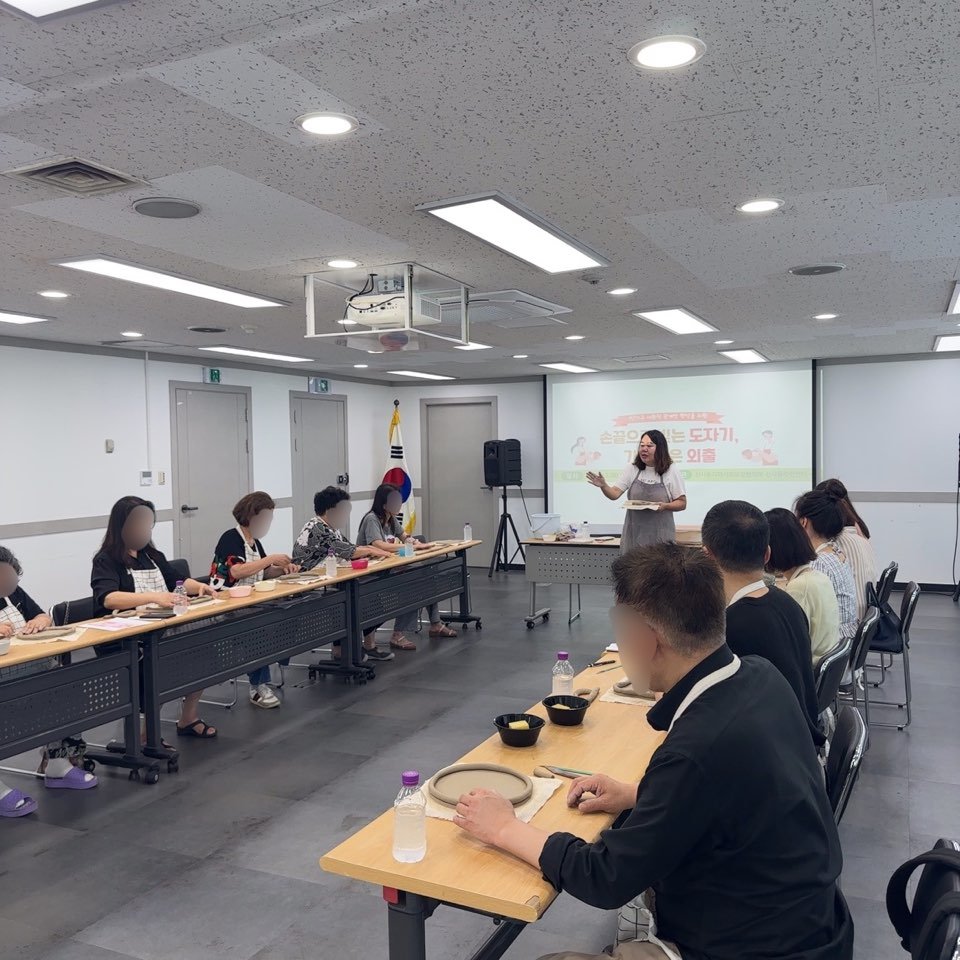 신사동 중장년 1인가구 ‘손끝으로 빚는 도자기, 기분 좋은 외출’ 현장