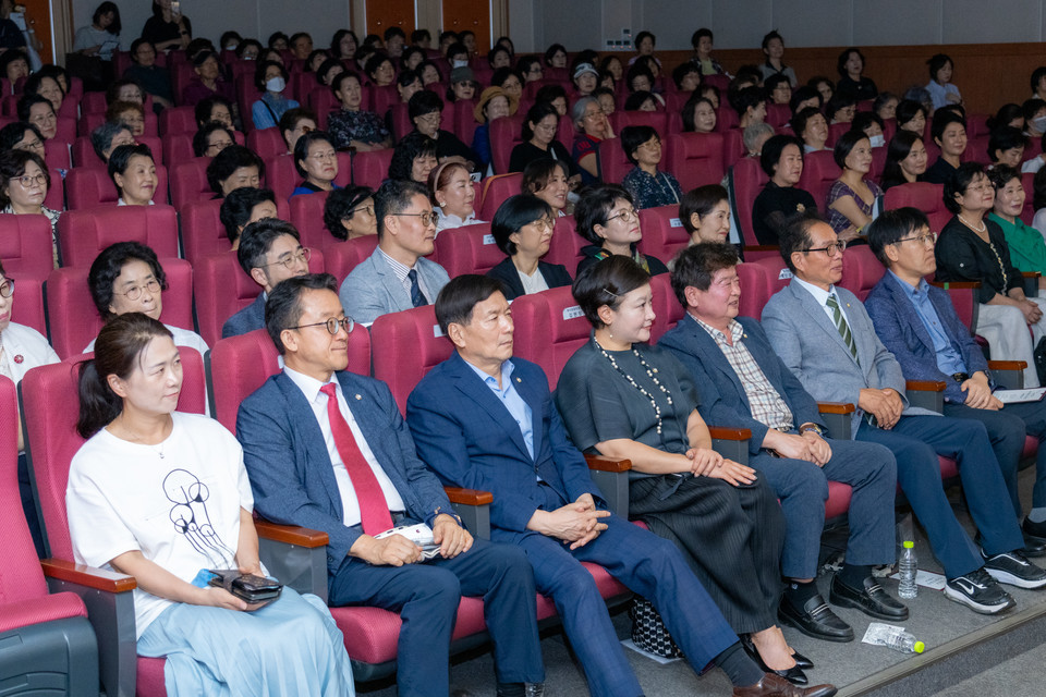 행사에 참석한 강남구의회 의원들(첫 번째 줄 우측에서 2번째 복진경 부의장, 3번째 이동호 운영위원장, 4번째 김현정 복지문화위원장) 