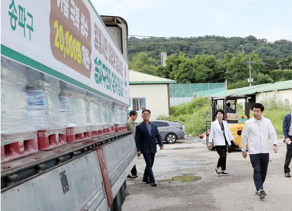 송파구가 가뭄 피해를 겪고 있는 강릉시에 생수 2만 병을 지원했다.