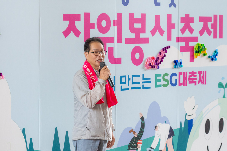 지난 6일 양재천 영동3교 아래에서 열린 ‘2025 양재천 돗자리 자원봉사축제’에서 강남구의회 복진경 부의장이 축사를 하고 있다. 