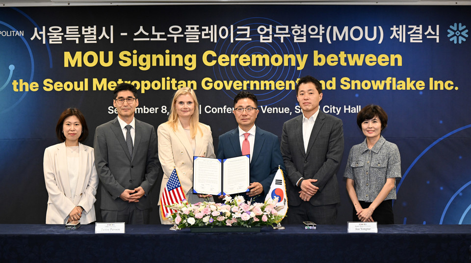 8일 오전 주용태 서울시 경제실장(좌측 4번째)과 데니스 퍼슨(Denise Persson) 스노우플레이크 본사 최고마케팅책임자(CMO)(좌측에서 3번째)가 인공지능(AI)？핀테크 등 전략산업 유망기업 지원과 인재 양성을 위한 업무협약 체결식에서 협약서를 들고 관계자들과 함께 기념촬영을 하고 있다.