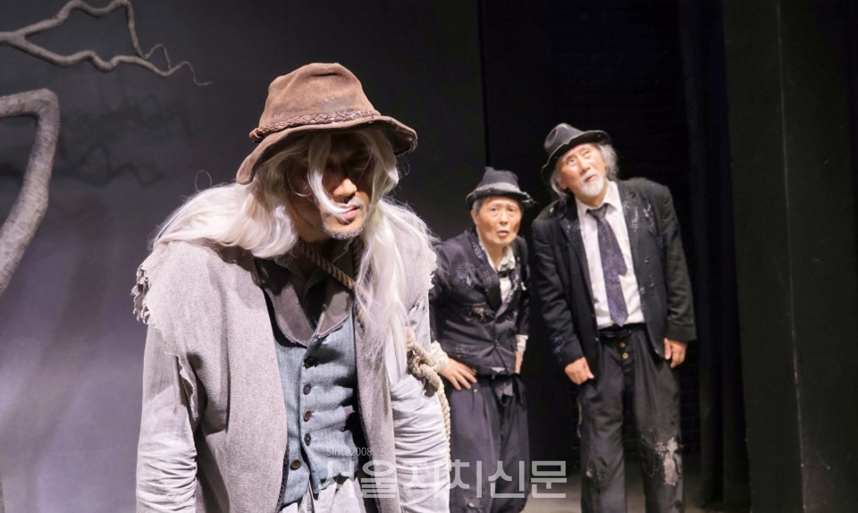 ▶'고도를 기다리며' 프레스콜에서 배우들이 주요 장면을 시연하고 있다