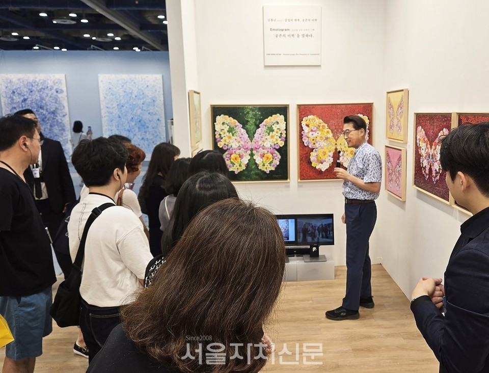 KIAF 2025에서 자신의 작품 앞에선 김홍년 작가