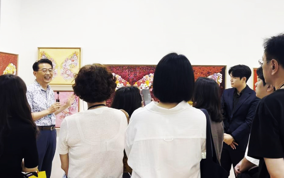 KIAF 2025 VIP 프리뷰 현장에서 김홍년 작가가 직접 자신의 작품 세계를 소개하며 관람객들의 눈길을 끌었다.