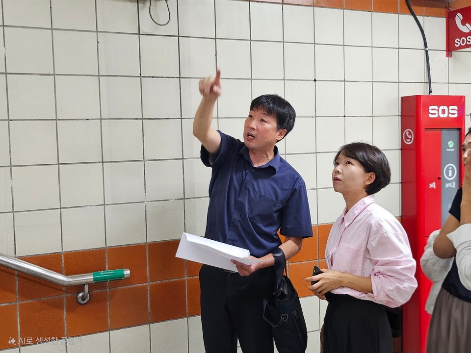 이도희 강남구의회 경제도시위원장이 양재역 3·4번 출구 현장을 점검하며 주민 민원 해결 방안을 모색하고 있다.