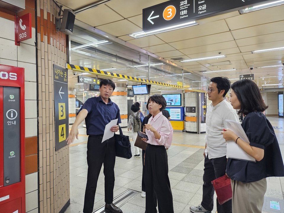 이도희 강남구의회 경제도시위원장이 양재역 3·4번 출구 현장을 점검하며 주민 민원 해결 방안을 모색하고 있다.