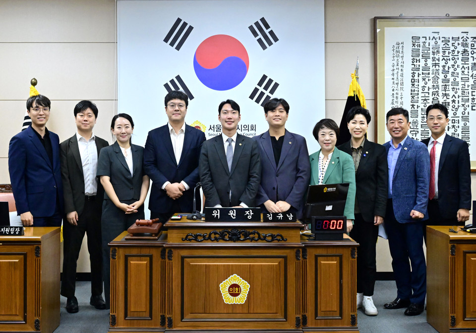 왼쪽에서 4번째가 김동욱 시의원