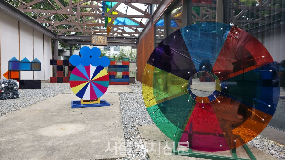 1927아트센터 (외부), 빠키 작가 '보이지 않는 말의 구조:형체 너머의 흐름'