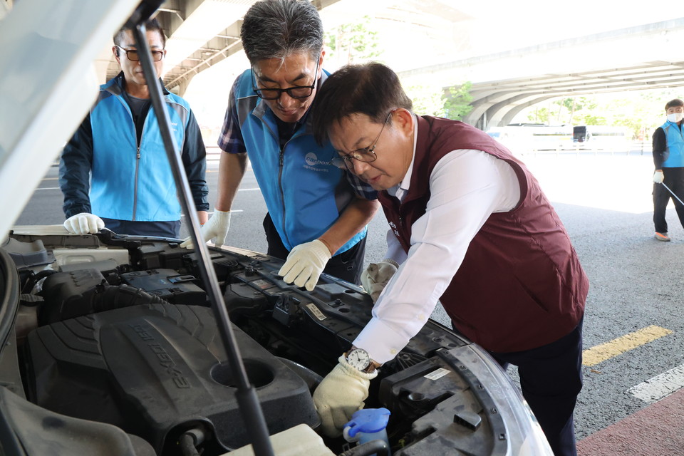 박강수 마포구청장이 전문 정비원과 함께 자동차 점검 중이다.