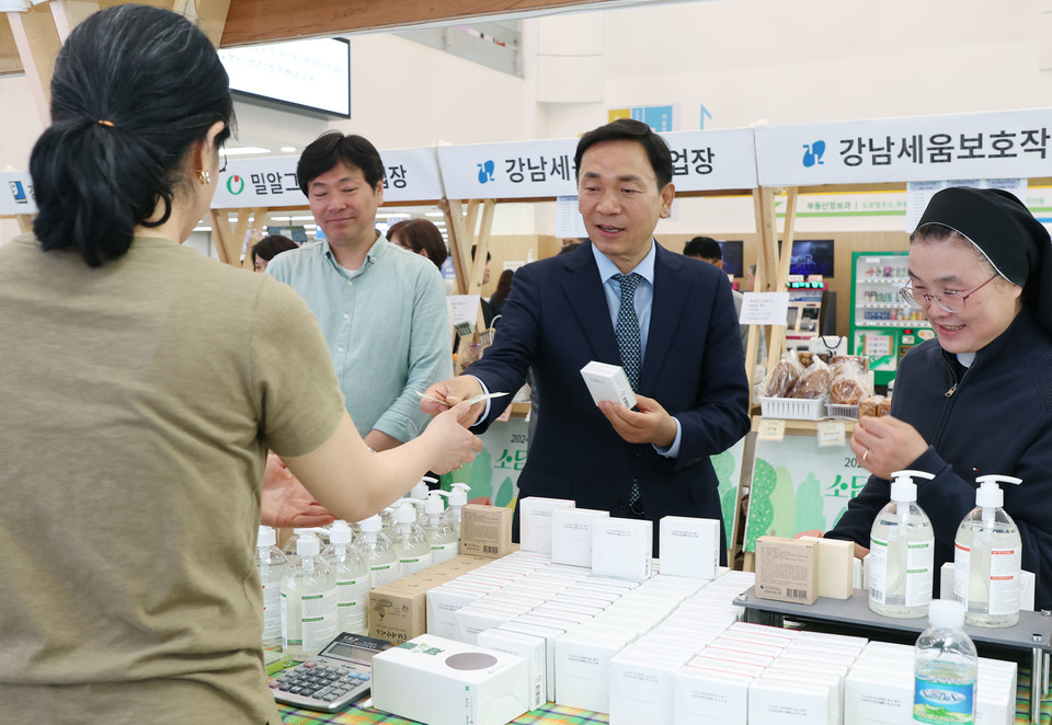 지난해 열린 소담소담 별별마켓에 참가한 조성명 강남구청장