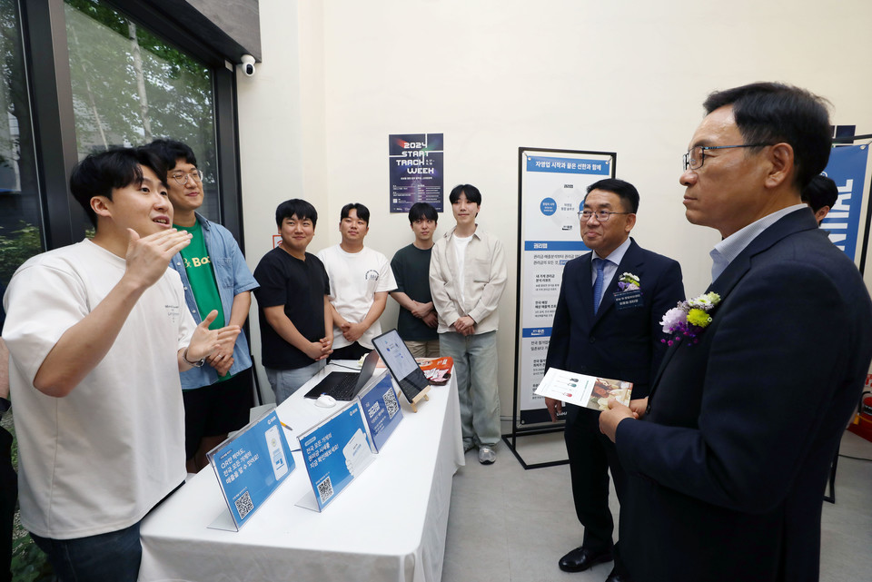지난해 6월 16일 창업가거리 축제에 참여한 조성명 강남구청장