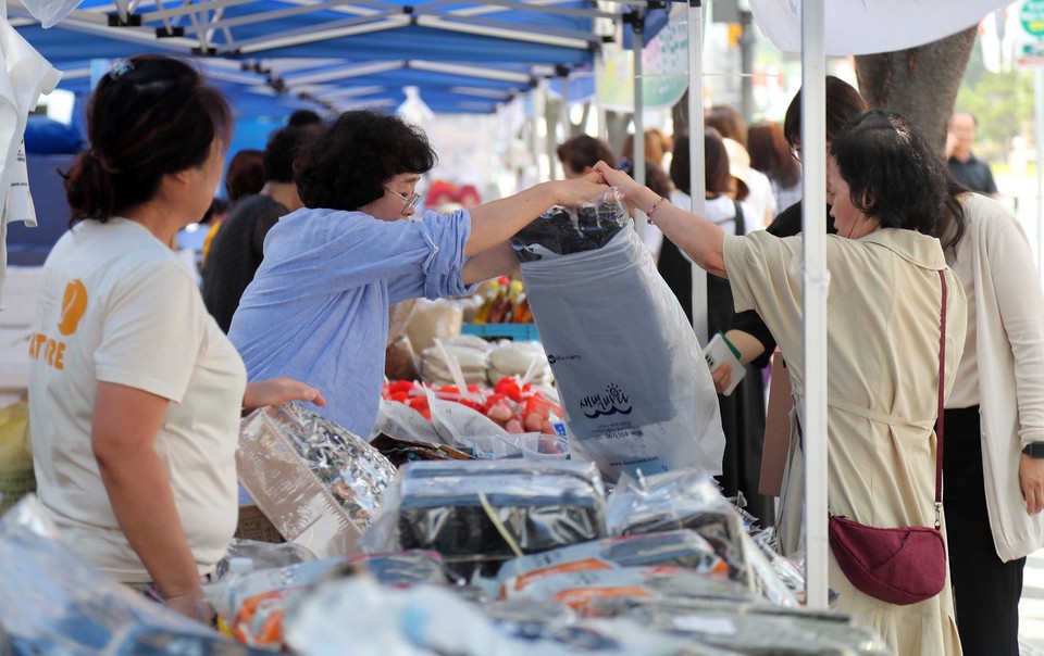 지난해 추석을 앞두고 송파구청 앞에 열린 직거래장터 모습