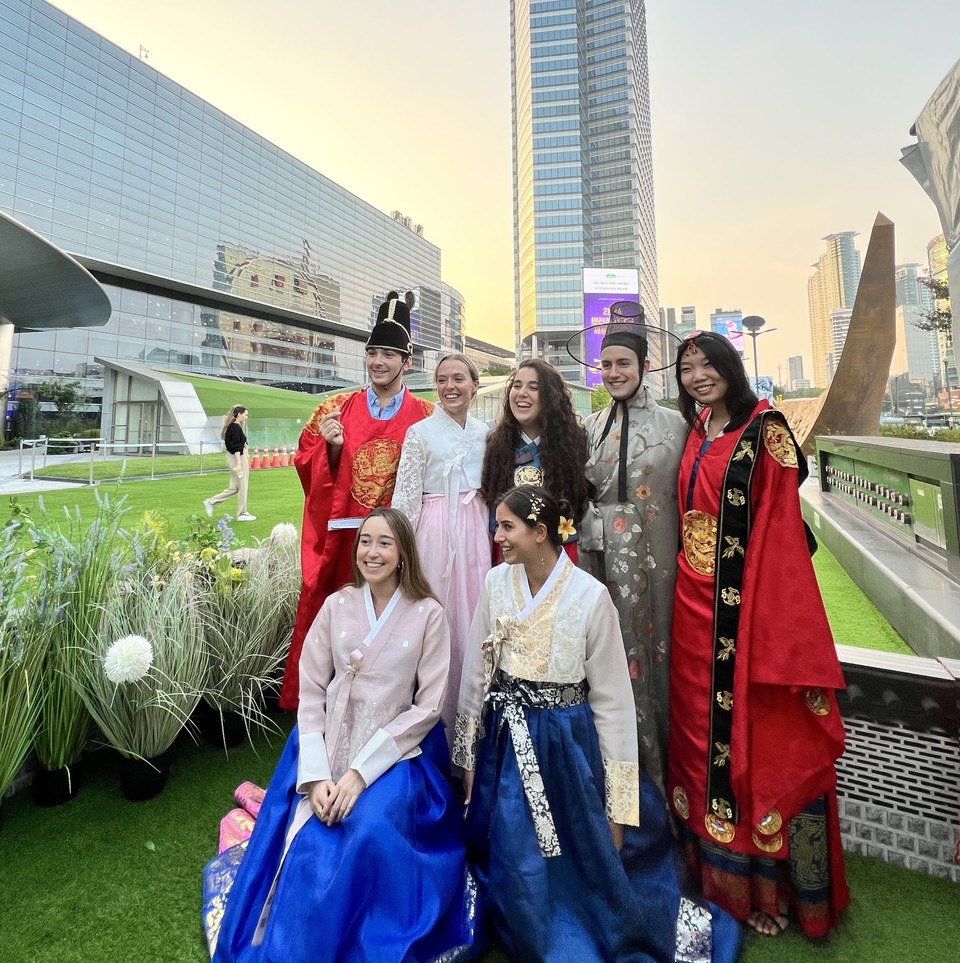 (사진) 지난해 강남메디투어페스타에서 한복 체험을 하는 외국인들