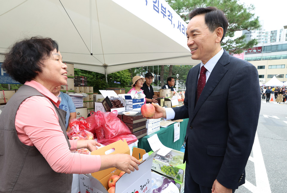직거래 장터에 참여한 조성명 강남구청장 1