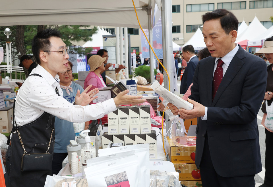 직거래 장터에 참여한 조성명 강남구청장 2