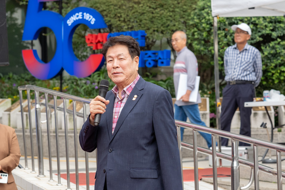 이호귀 의장이 직거래 장터에서 축사를 하고 있다.