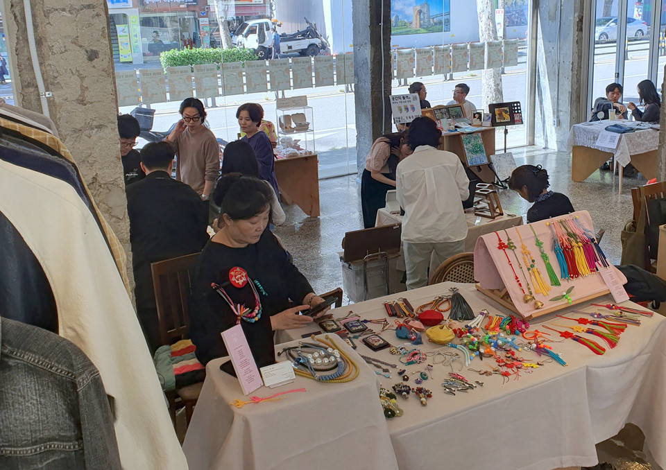 복합문화공간인 북가좌동 ‘1유로 프로젝트’에서 열린 ‘Made By Youth’ 플리마켓 3회차 행사 모습
