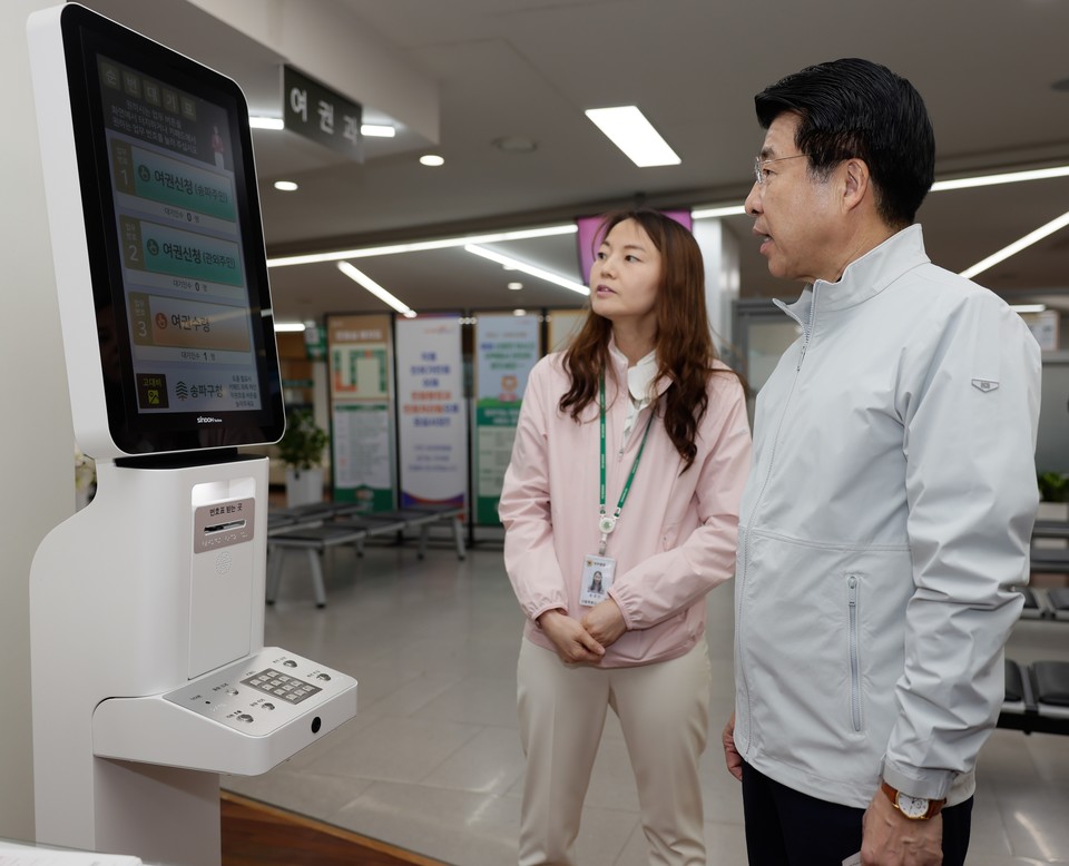 여권 통합민원 대기시스템을 확인하는 서강석 송파구청장