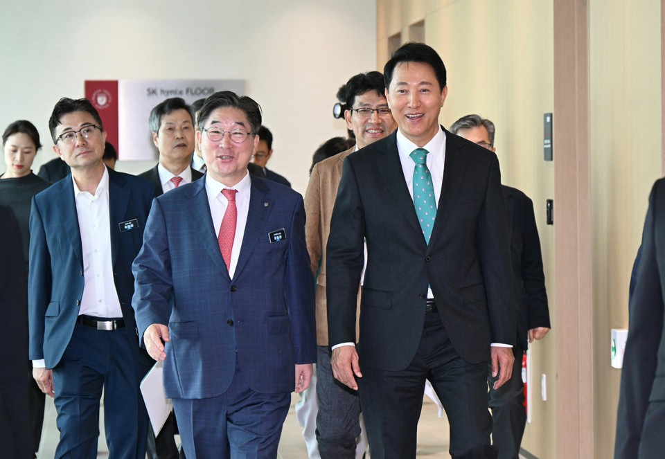 오세훈 서울시장이 25일 오후 고려대학교 미래융합기술관 대강당에서 열리는 '이제는 이공계 전성시대' 포럼 참석에 앞서 정운오IT교양관을 찾았다.