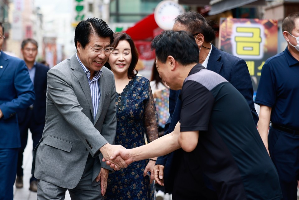 지난 추석 시장 격려 방문 중인 서강석 송파구청장 