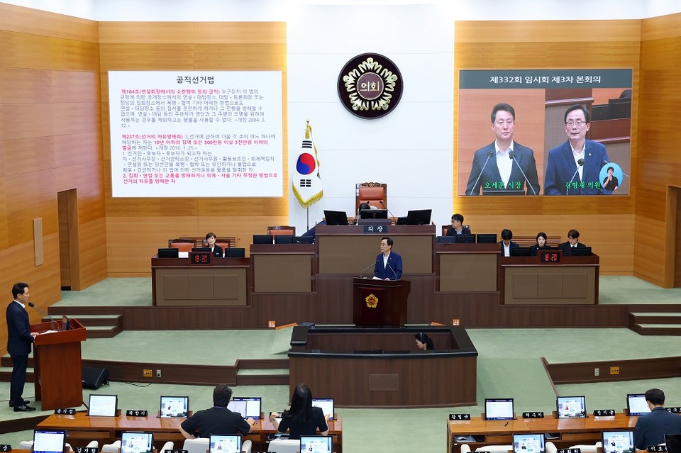 250925 김형재 시의원이 지난 8월 29일 오세훈 서울시장에게 ‘역사 내 선거운동 사전신고 및 허가제' 폐지를 촉구하는 시정질문을 하고 있다.