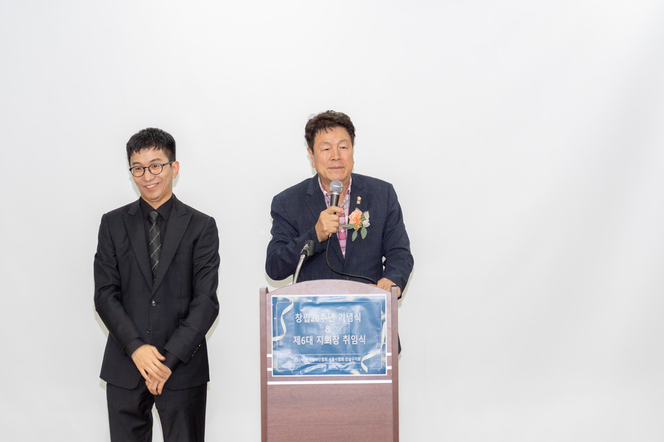 25일 ‘서울시농아인협회 강남구지회 창립 20주년 기념식 및 제6대 지회장 취임식’에서 이호귀 의장이 축하인사를 하고 있다.