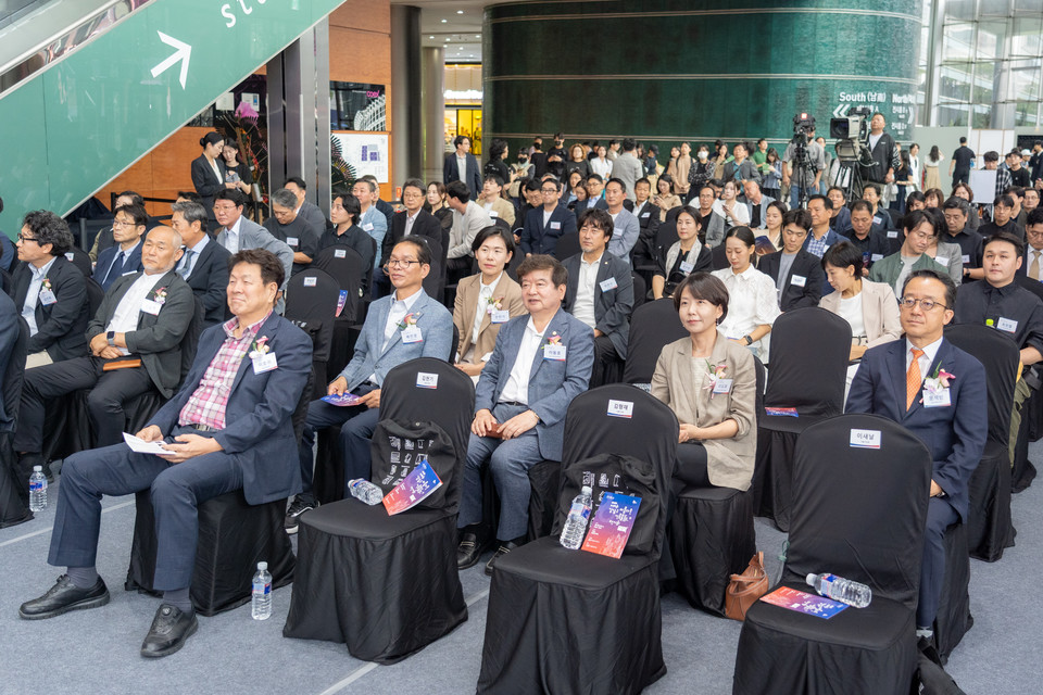 행사에 참석한 강남구의회 의원들(첫 번째 줄 좌측에서 1번째 이호귀 의장, 두 번째 줄 좌측에서 1번째 복진경 부의장, 2번째 이동호 운영위원장, 3번째 이도희 경제도시위원장)
